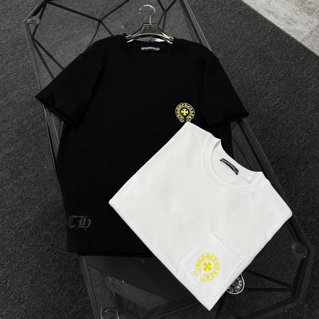 P170 Chrome Hearts Chrome Hearts 25 high-end versions. The fabric is made of 300 grams of high-density pure cotton. It does not deform or shrink. It has three labels. It is the same style for men and women. Technology: Digital printing. Color: White. Black. SIZE: S-XL.